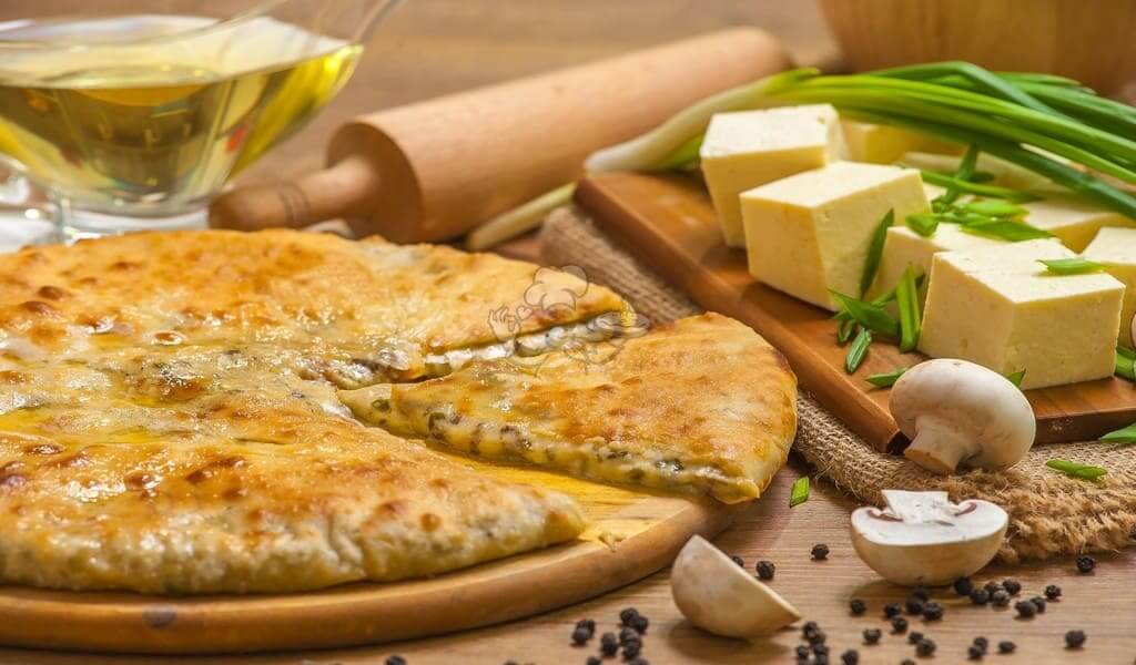 Пирог с сыром сулугуни, шампиньонами и свежей зеленью