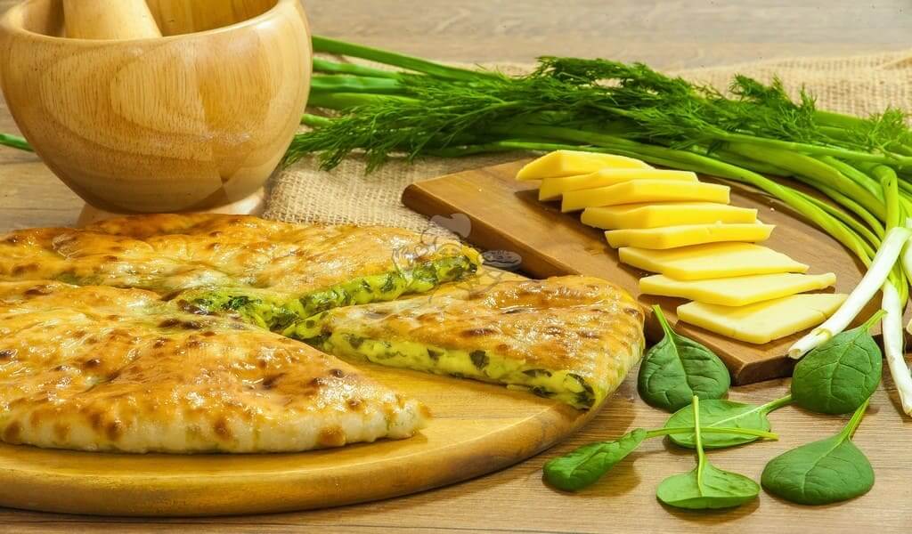 Пирог с сыром сулугуни и шпинатом