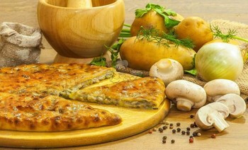 Пирог с картофелем, шампиньонами и свежей зеленью