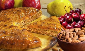 Пирог с сочной черешней, миндальными орехами и грушей