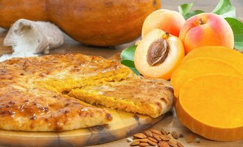 Пирог с тыквой, абрикосами и миндальными орехами