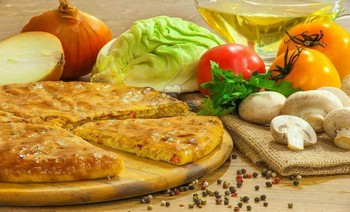 Пирог с капустой, шампиньонами, помидорами и свежей зеленью