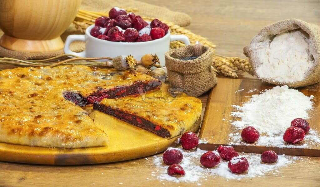 Пирог с маком и сочной кисло-сладкой вишней