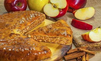 Пирог с райскими яблоками и корицей