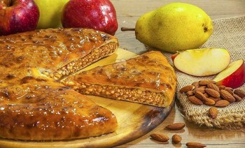 Пирог с сочной грушей и миндальными орехами