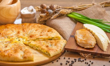 Пирог с куриным филе, сыром сулугуни и свежей зеленью